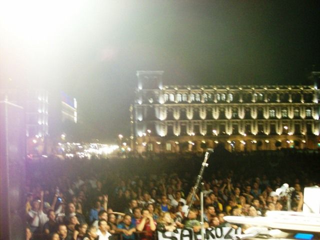 El ambiente previo a la entrada de Canelo Kot para el Concierto por la Educación del Zócalo de la Ciudad de México.