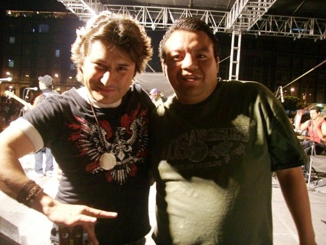 Canelo Kot con Mario Garcia de Vive Radio Mexico al término de su participación en el Concierto por la Educación del Zócalo de la Ciudad de México.